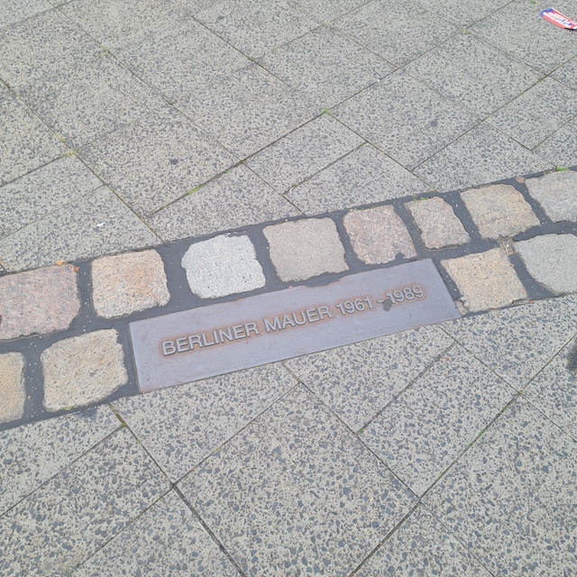 Erinnerungszeichen_an_die_Berliner_Mauer.jpg